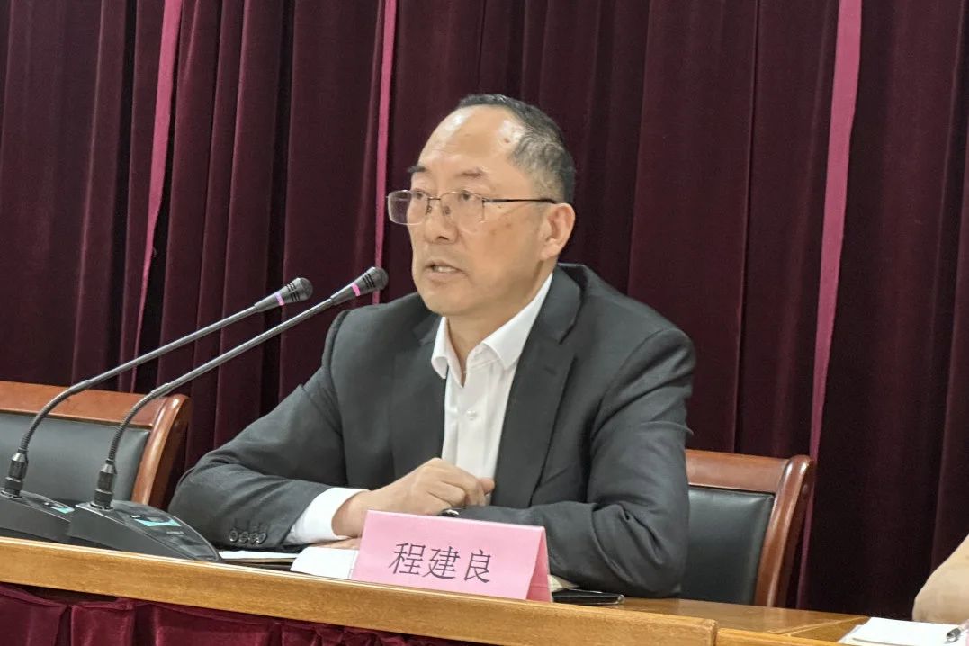 長沙聚酯黨在中級幹部，工程和技術人員以及營銷人員舉行了一次會議